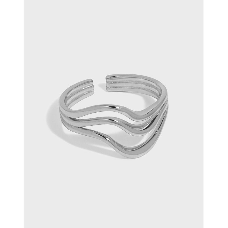 Simple Versatile Wavy Ring