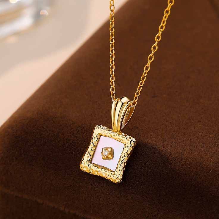 Lady Hammer Pattern Necklace