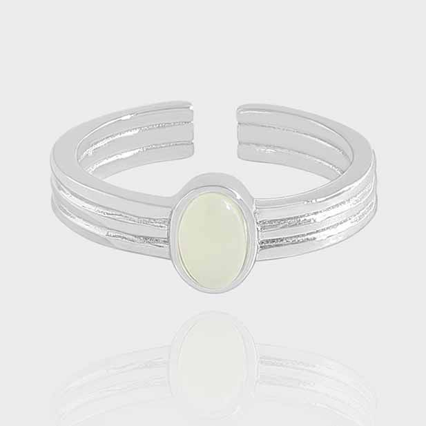 Elegant Oval Green Ring