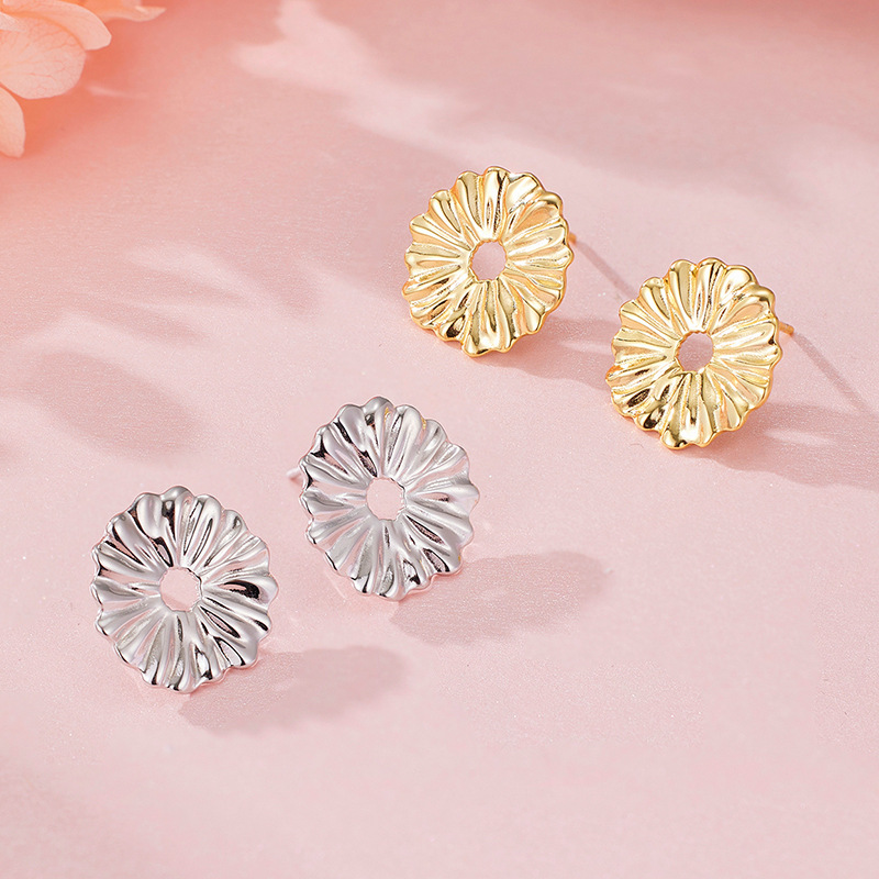 925 Sterling Silver Geometric Round Hollow Center Minimalist Elegant Fashion Jewelry Daisy Flower Textured Stud Earrings view 3