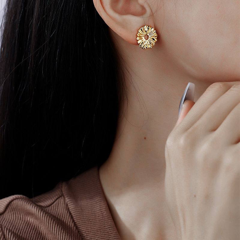 925 Sterling Silver Geometric Round Hollow Center Minimalist Elegant Fashion Jewelry Daisy Flower Textured Stud Earrings view 4